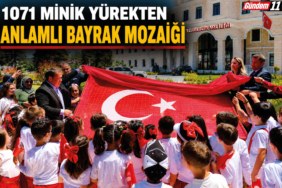 1071 Minik Yürekten Anlamlı Bayrak Mozaiği