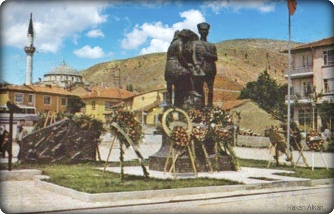 1985 Atatürk Anıtı