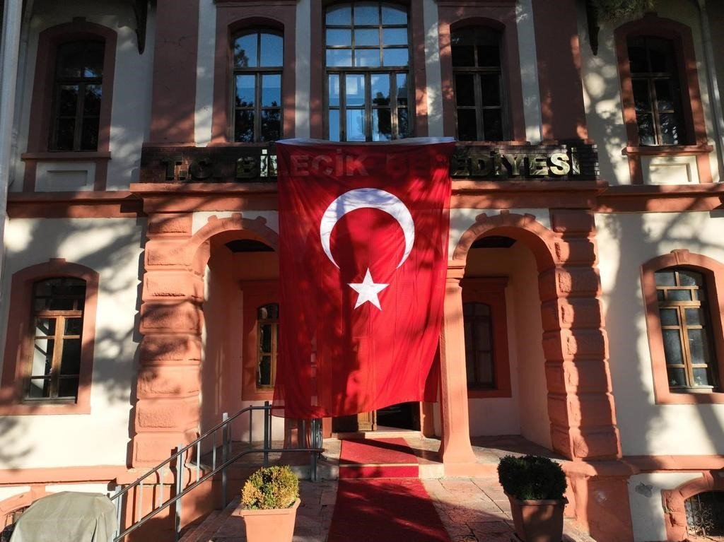 bozuyuk-haber_belediyeye-ait-binalara-turk-bayraklari-asildi-0.jpg