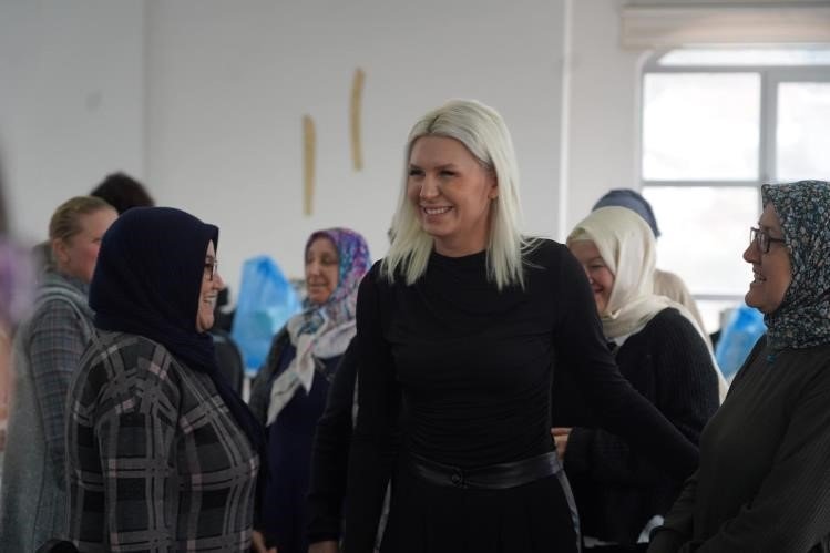 bozuyuk-haber_dikis-kursunda-ki-kadinlara-ilham-oluyor-0.jpg