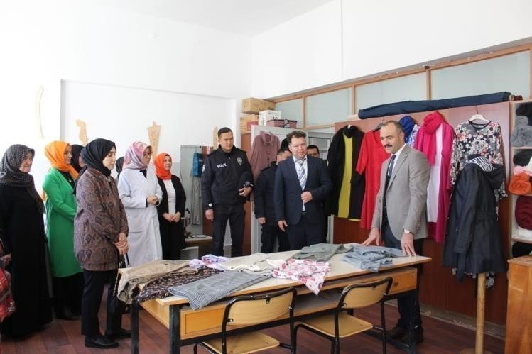 bozuyuk-haber_kursiyerlerle-yakindan-ilgilendi-0.jpg