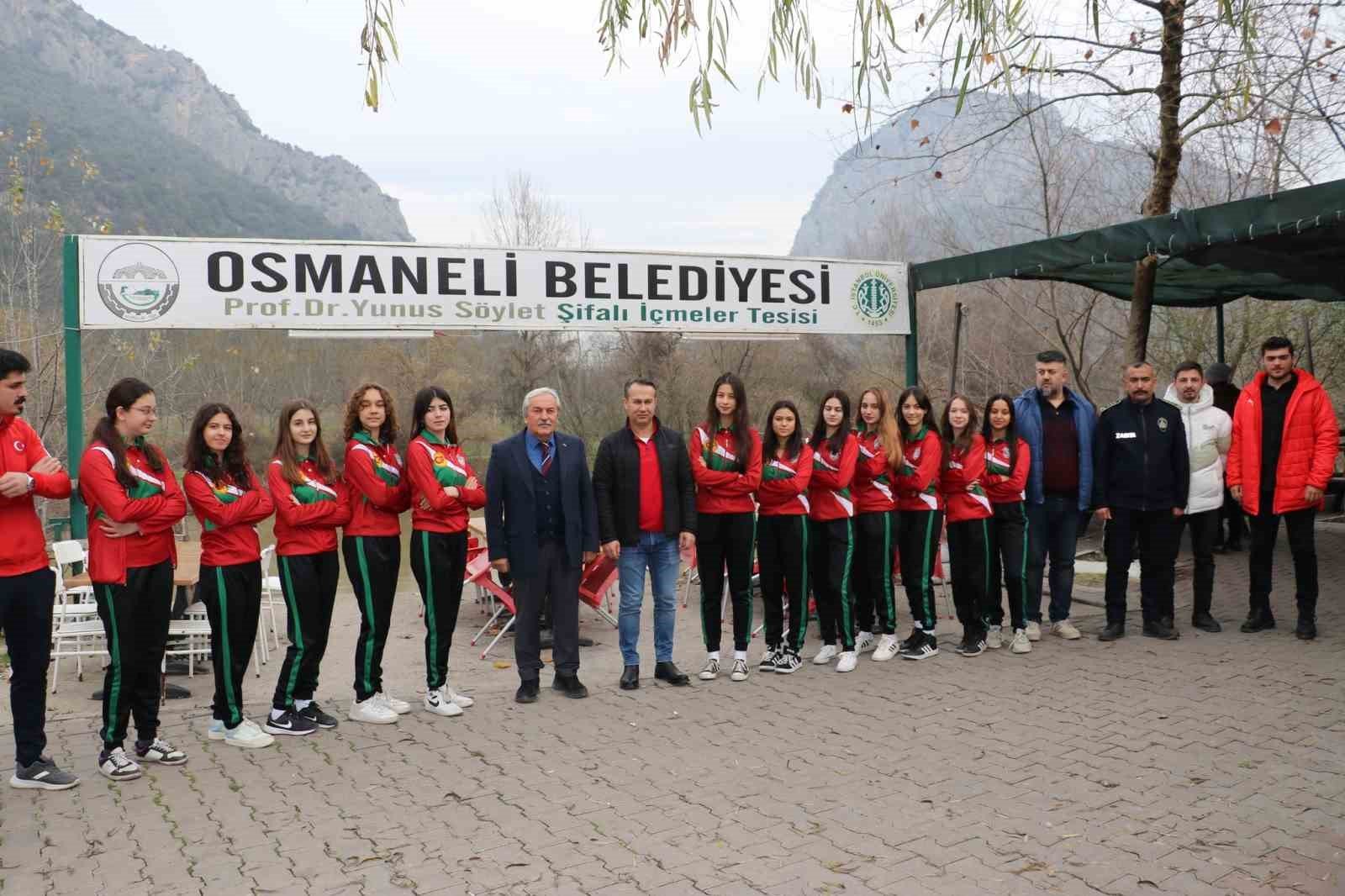 bozuyuk-haber_1308-osmaneli-belediyespor-kiz-voleybol-takimina-tam-destek-0.jpg