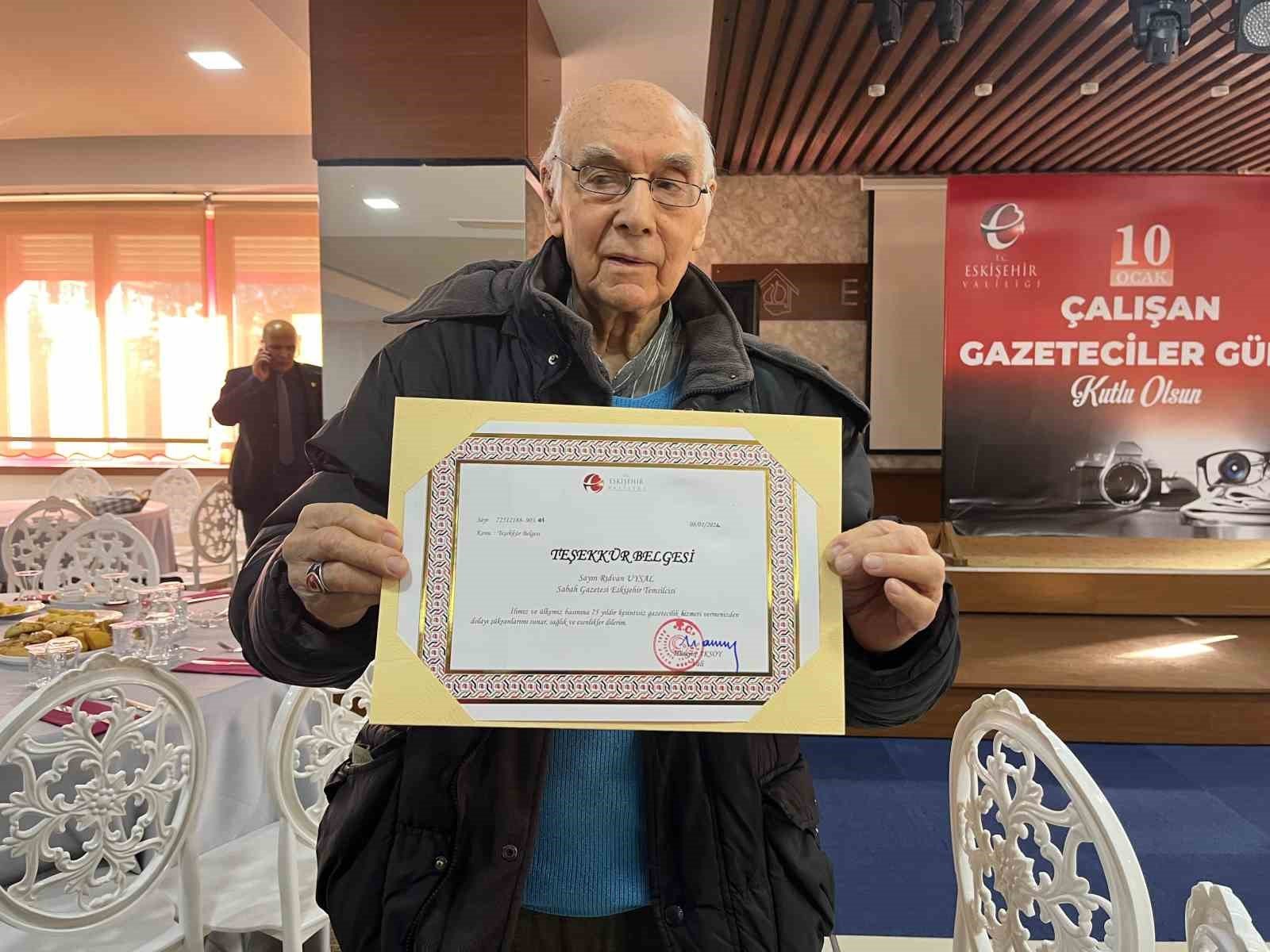 bozuyuk-haber_91-yasindaki-gazetecinin-heyecani-takdir-topluyor-0.jpg