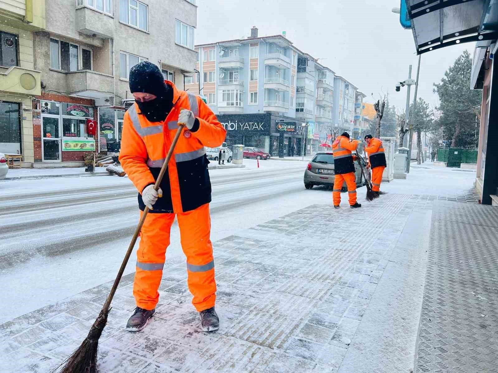 bozuyuk-haber_afyonkarahisarda-karla-mucadele-devam-ediyor-0.jpg