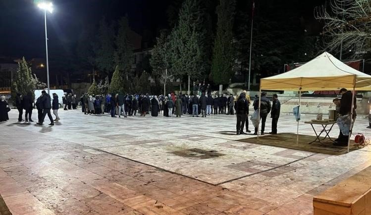 bozuyuk-haber_belediyeden-sicak-cay-ikrami-0.jpg