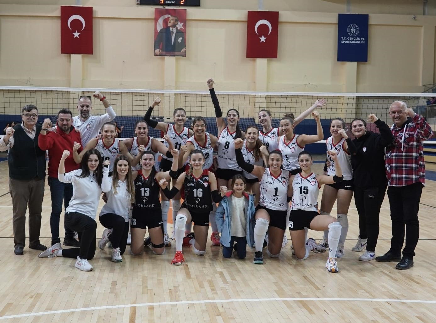 bozuyuk-haber_bilecik-belediyesi-voleybol-spor-kulubu-lideri-evinde-yendi-0.jpg