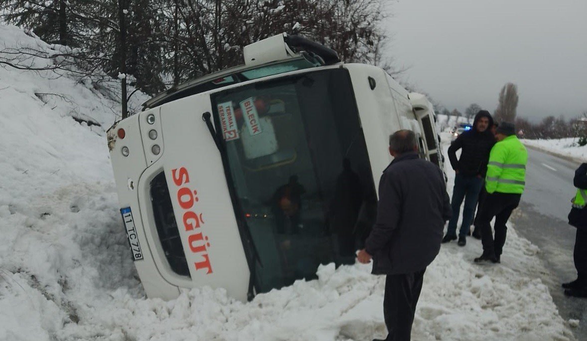 bozuyuk-haber_bilecikte-isci-servisi-devrildi-1-kisi-yaralandi-0.jpg
