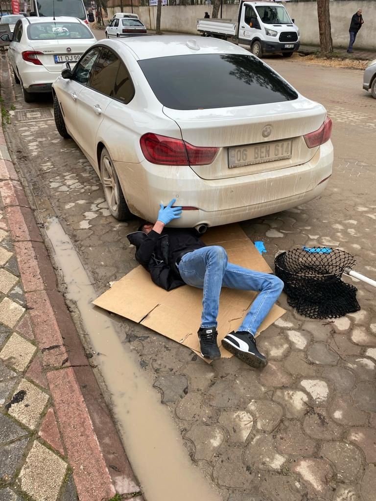 bozuyuk-haber_bilecikte-park-halindeki-otomobilin-altinda-sikisan-kedi-kurtarildi-0.jpg