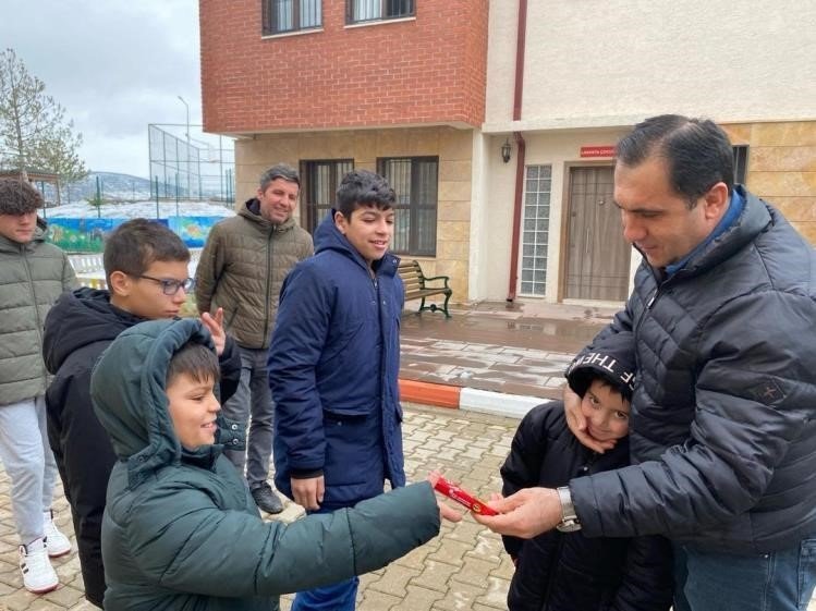 bozuyuk-haber_cocuklara-cikolata-dagitti-0.jpg