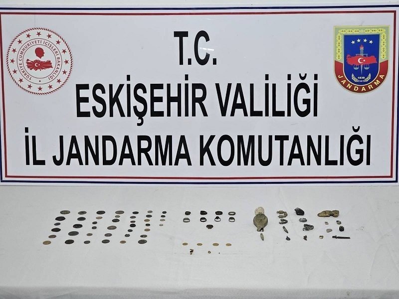 bozuyuk-haber_elinde-bulundurdugu-74-parca-tarihi-eseri-satmak-isterken-sucustu-yakalandi-0.jpg