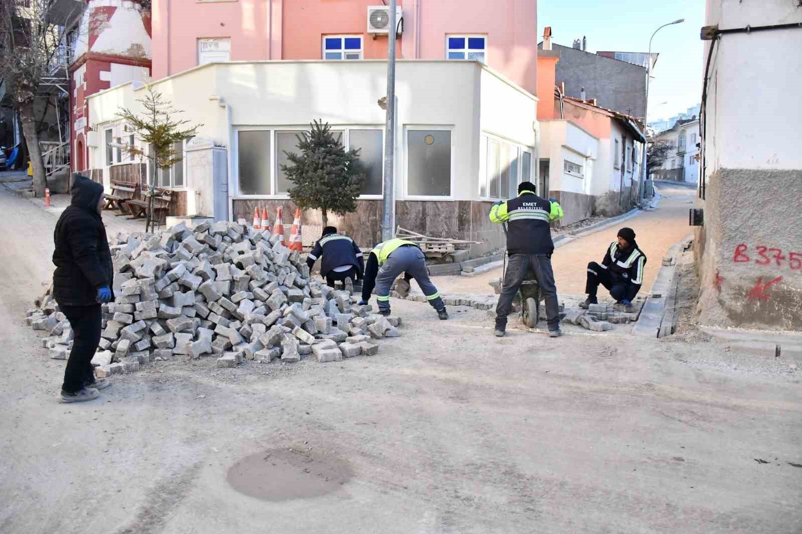 bozuyuk-haber_emet-belediyesinin-parke-tasi-ve-yagmur-kanallari-doseme-calismalari-0.jpg