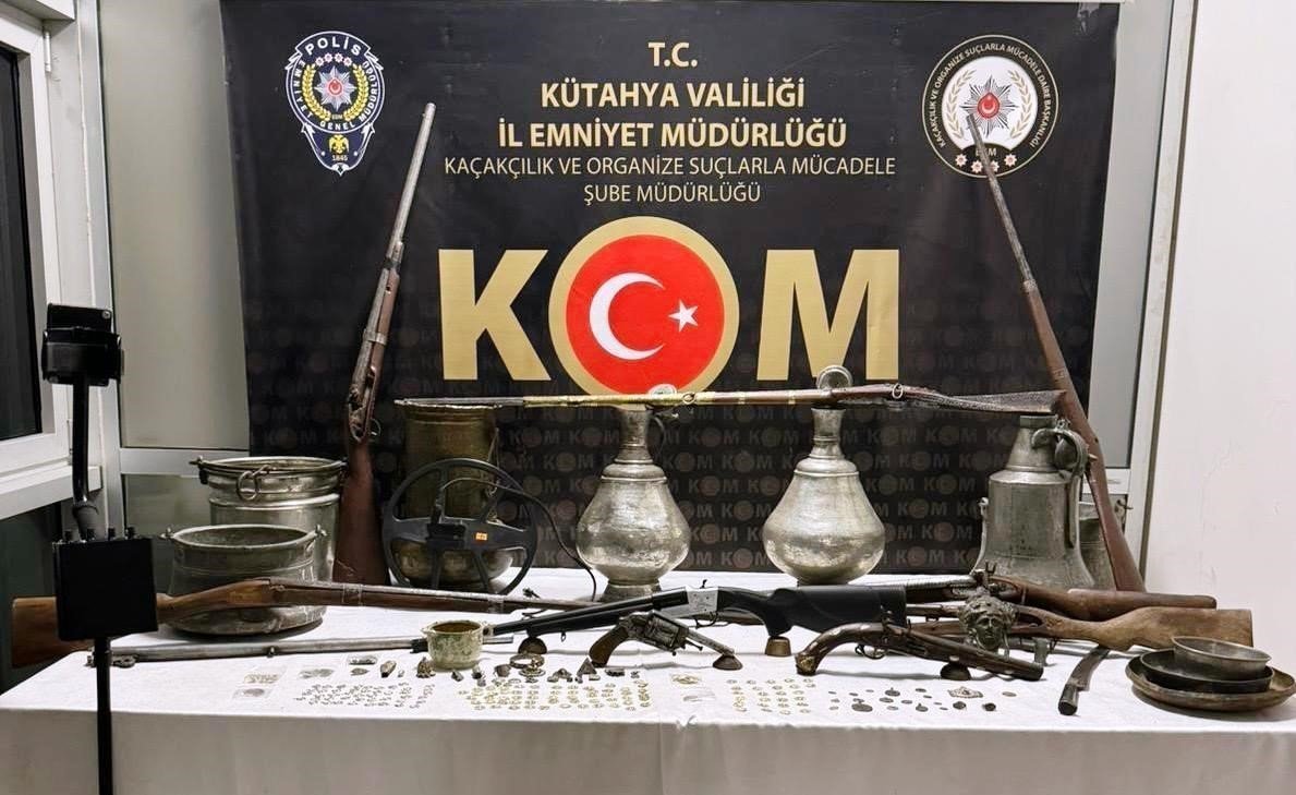 bozuyuk-haber_kutahyada-tarihi-eser-operasyonu-95-obje-ve-176-sikke-ele-gecirildi-0.jpg