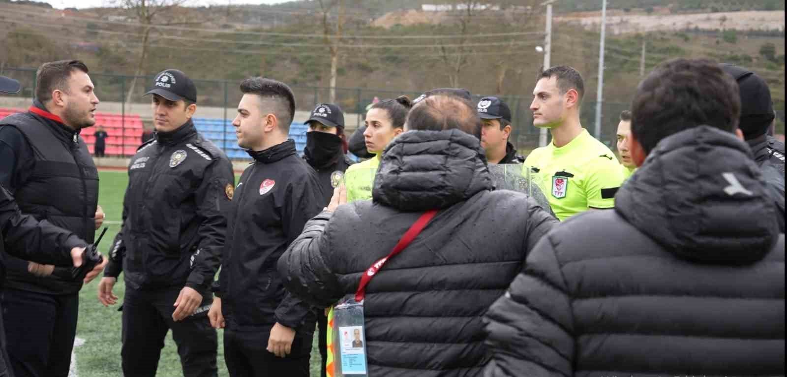 bozuyuk-haber_mac-sonu-taraftarlara-el-hareketi-yapinca-ortalik-karisti-0.jpg