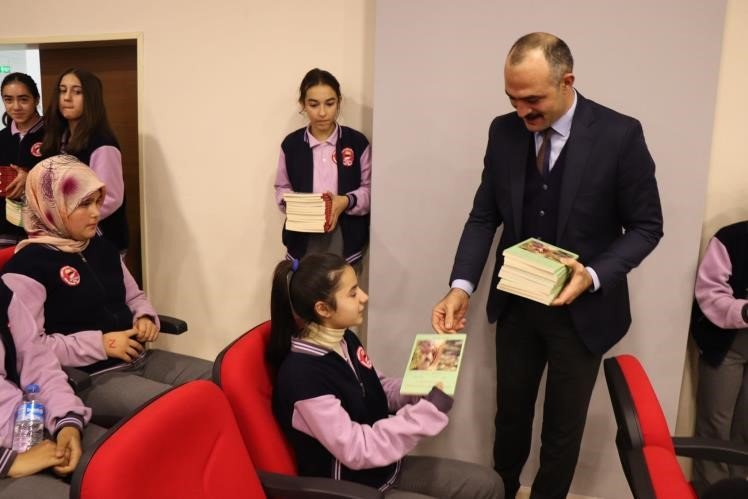 bozuyuk-haber_minik-ogrencilere-kitap-hediye-edildi-0.jpg