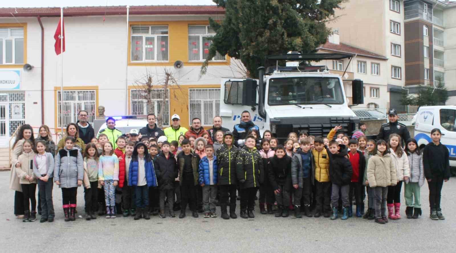 bozuyuk-haber_ogrenciler-polis-amcalariyla-guzel-vakit-gecirdiler-0.jpg