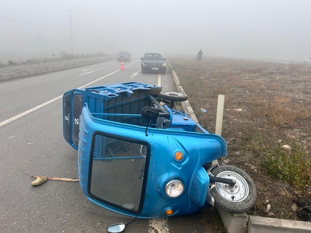 bozuyuk-haber_otomobilin-carptigi-elektrikli-bisiklette-3-kisi-yaralandi-0.jpg