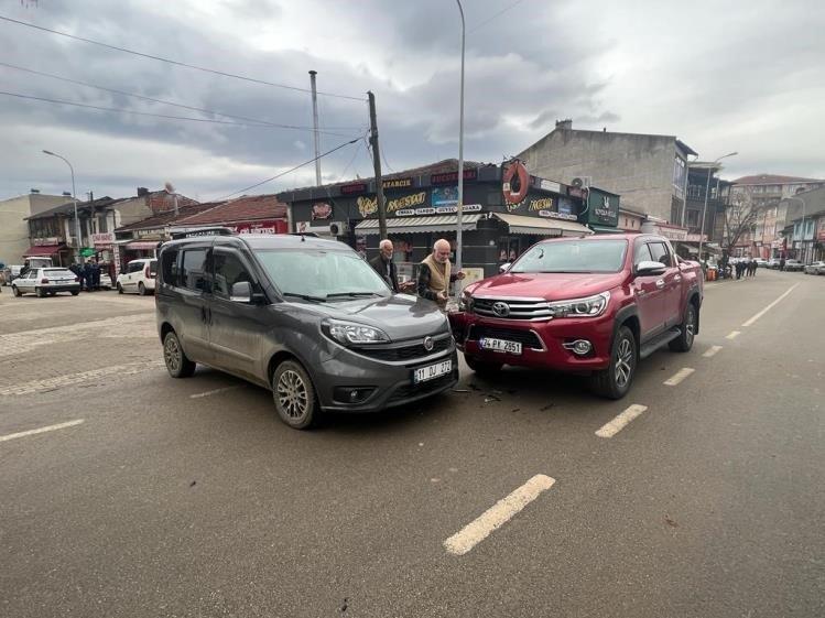 bozuyuk-haber_pazaryerinde-meydana-gelen-trafik-kazasinda-sans-eseri-yaralanan-olmadi-0.jpg