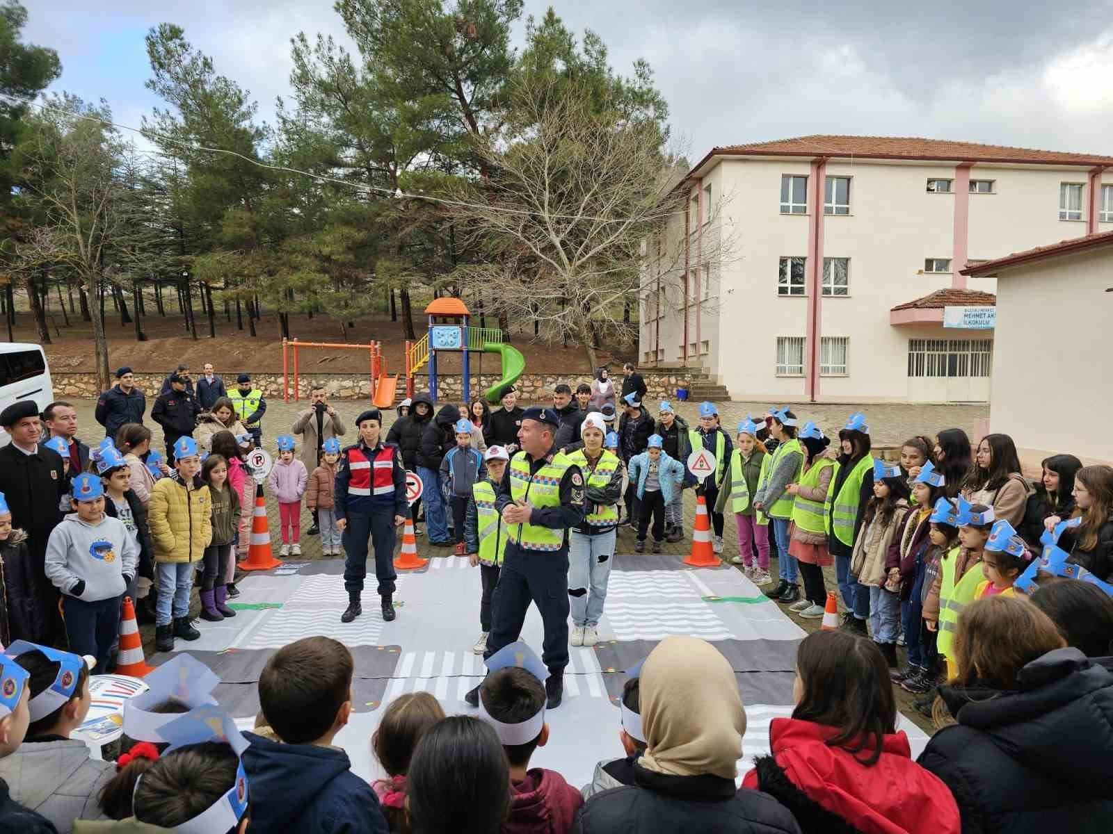 bozuyuk-haber_trafik-jandarma-ekiplerinin-egitimine-ogrencilerden-yogun-ilgi-0.jpg