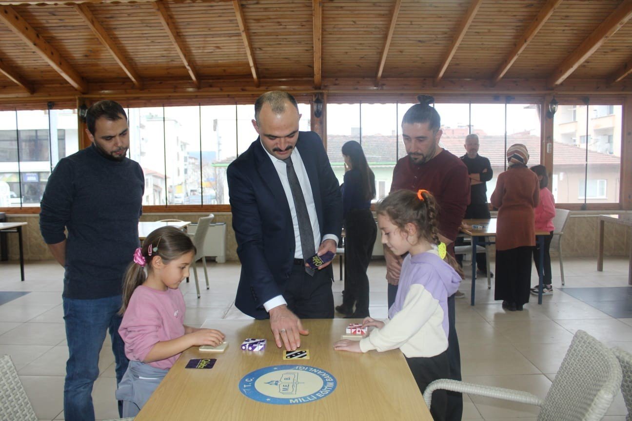 bozuyuk-haber_akil-ve-zeka-oyunlari-turnuvasinda-miniklerin-tatli-rekabeti-0.jpg
