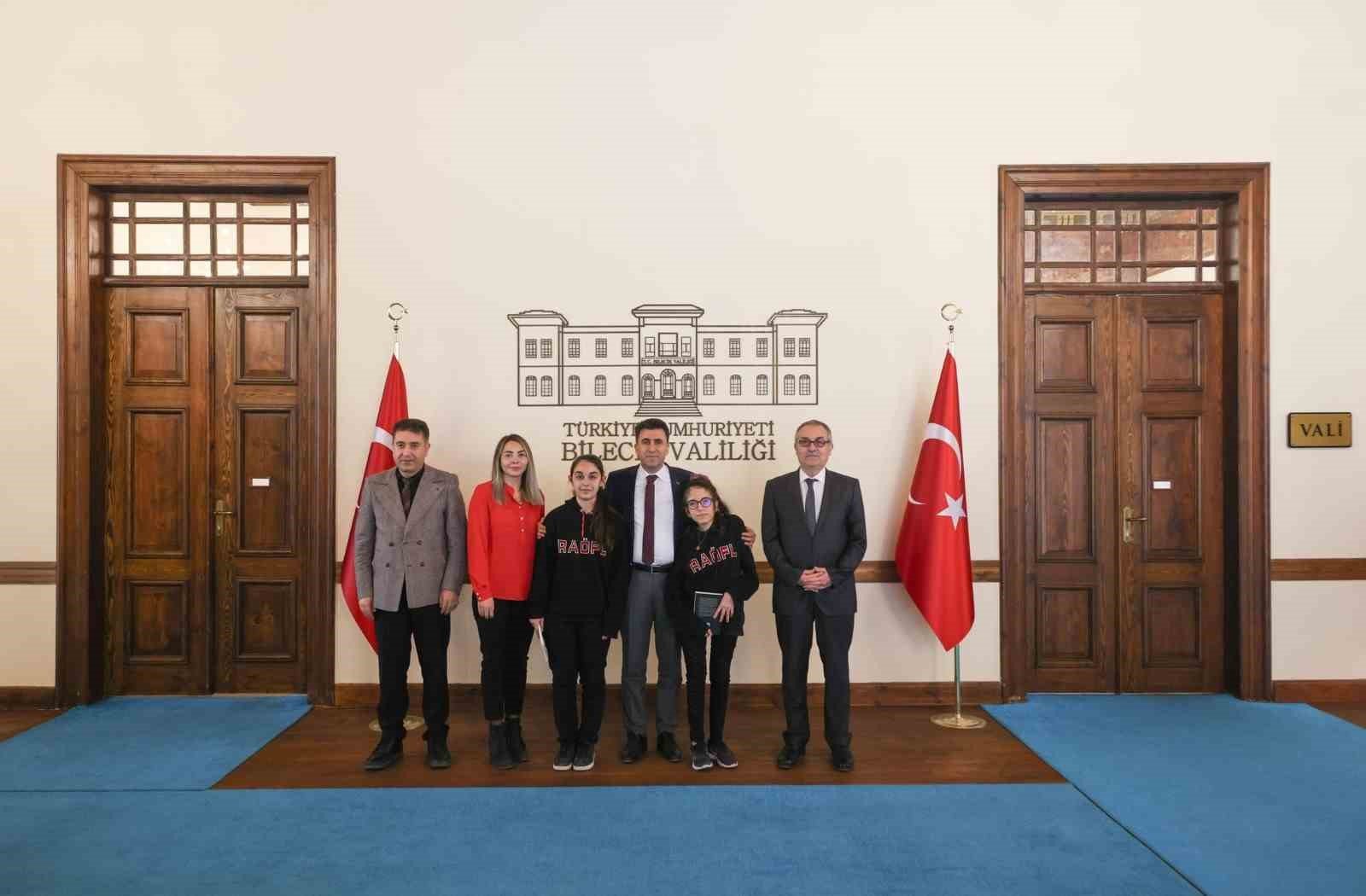 bozuyuk-haber_basarili-ogrenciler-vali-aygole-projelerini-anlatti-0.jpg