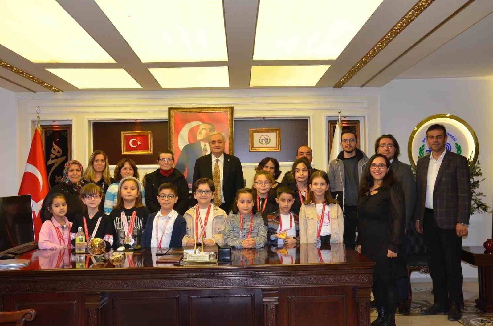 bozuyuk-haber_baskan-bakkalcioglu-basarili-satranc-sporcularini-odullendirdi-0.jpg