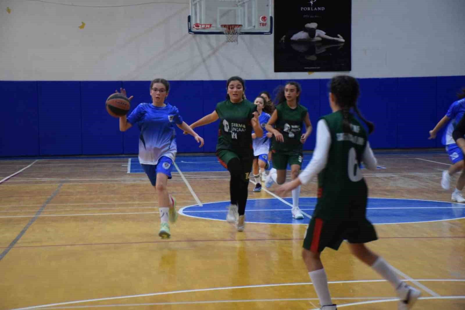 bozuyuk-haber_basketbol-final-musabakalari-sona-ererken-oduller-sahiplerini-buldu-0.jpg