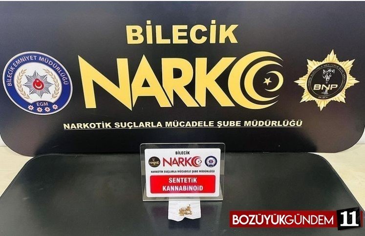 ehliyetsiz-arac-kullanan-sahsin-uzerinden-uyusturucu-madde-cikti-556.jpg