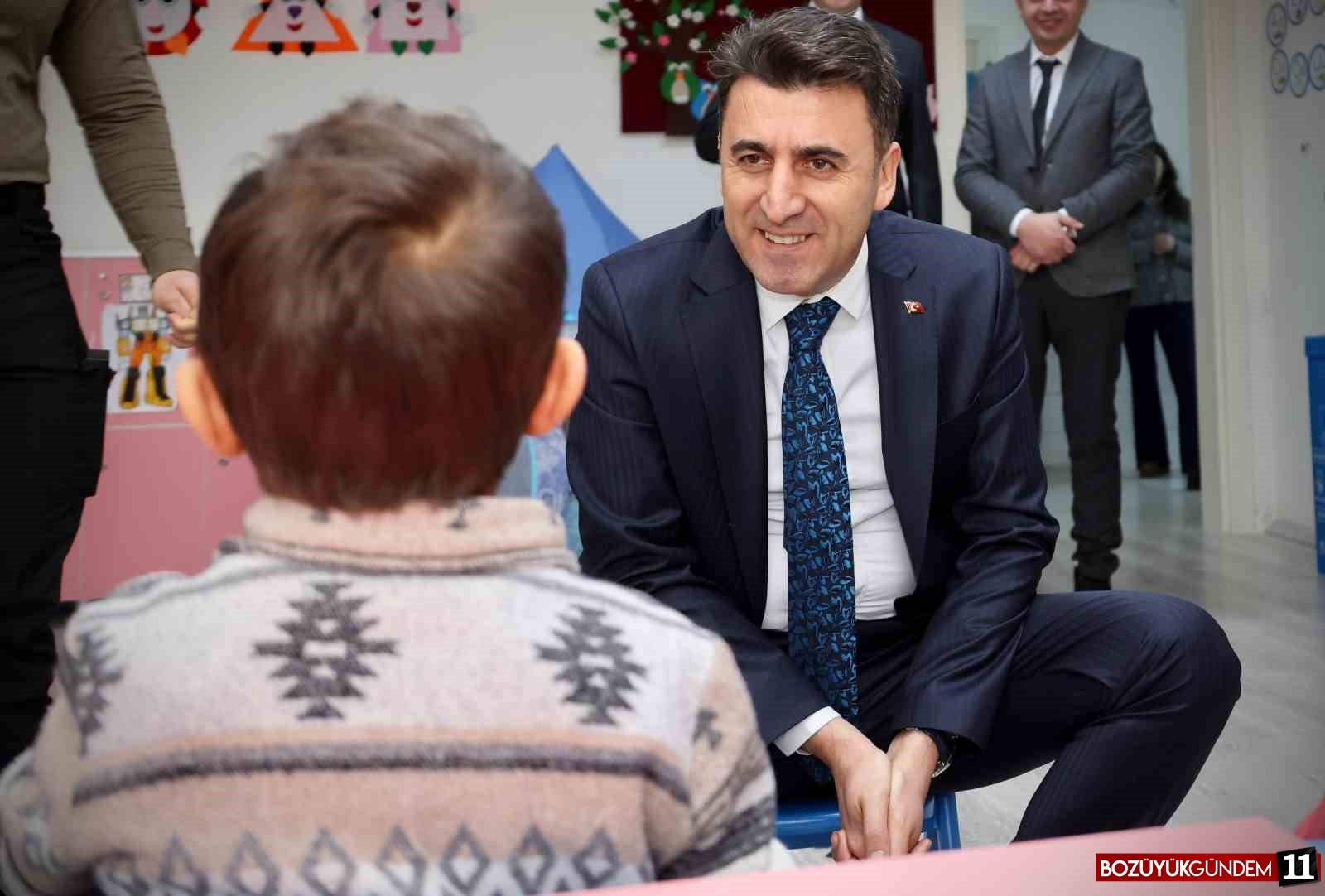 vali-aygol-ogrencilerle-kitap-okuyup-ebru-yapti-97.jpg