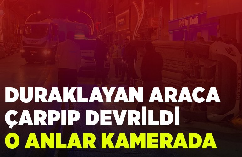 DURAKLAYAN ARACA ÇARPIP DEVRİLDİ O ANLAR KAMERADA