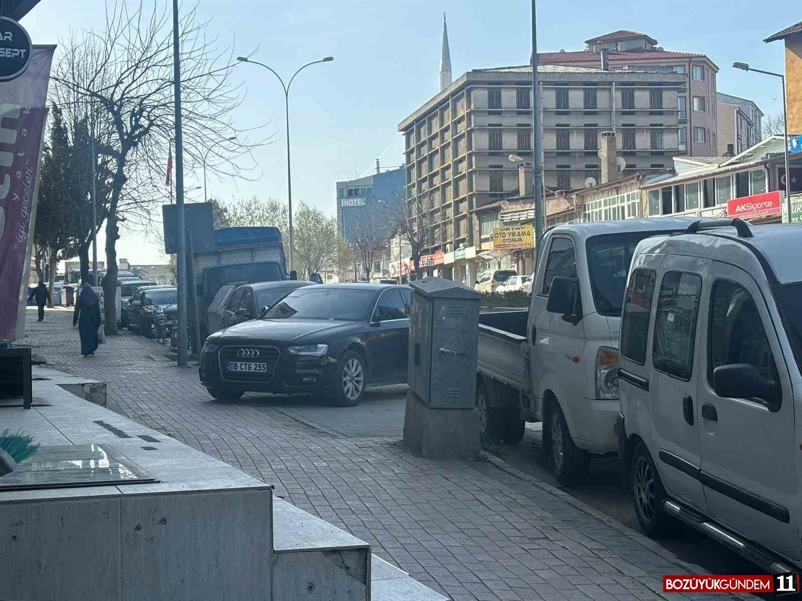 bilecik-te-duyarsiz-suruculer-yayalari-cileden-cikariyor-5001.jpg
