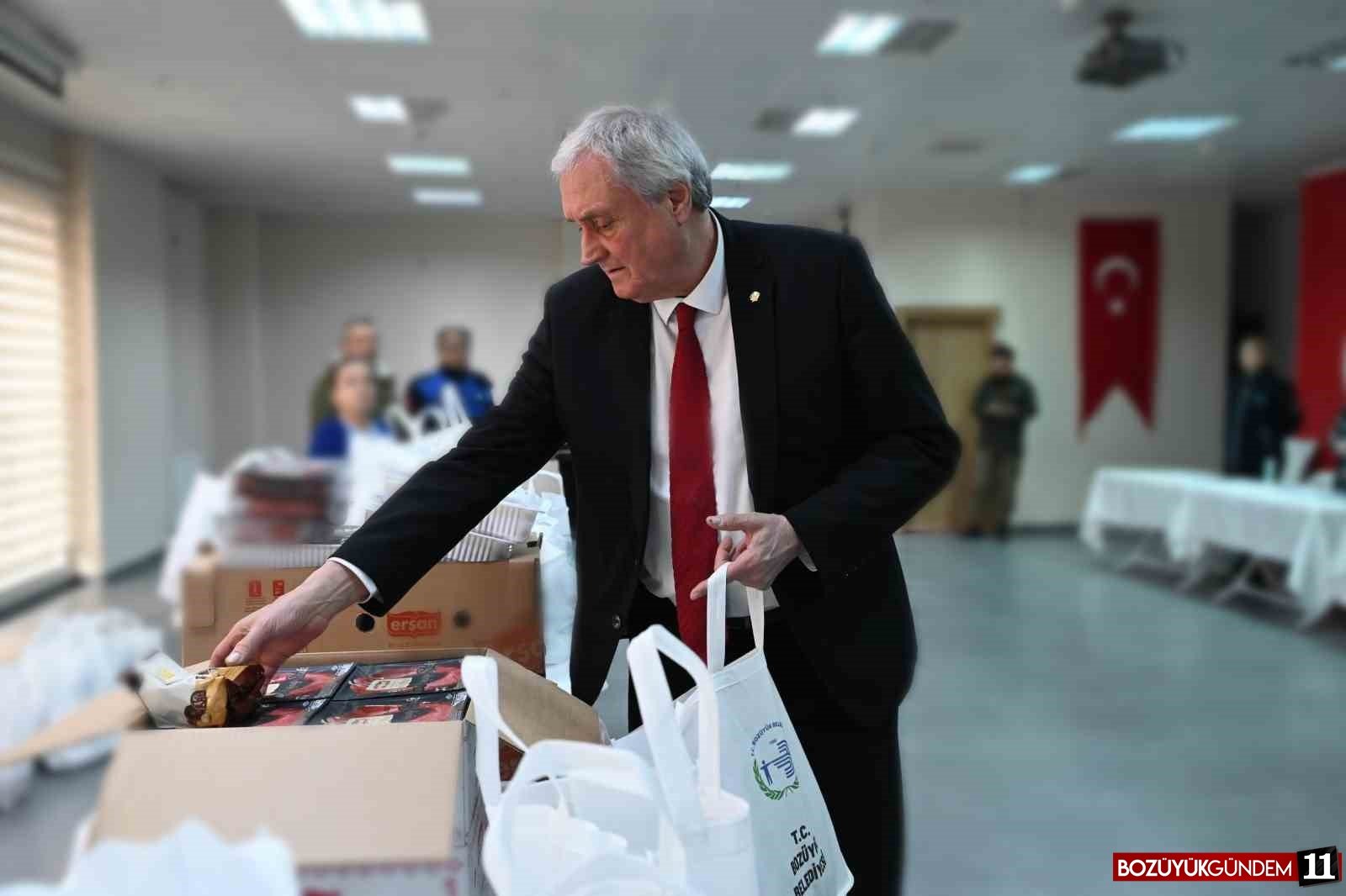 bozuyuk-belediyesi-nden-ihtiyac-sahibi-ailelere-nakdi-ve-bayram-paketi-destegi-3931.jpg