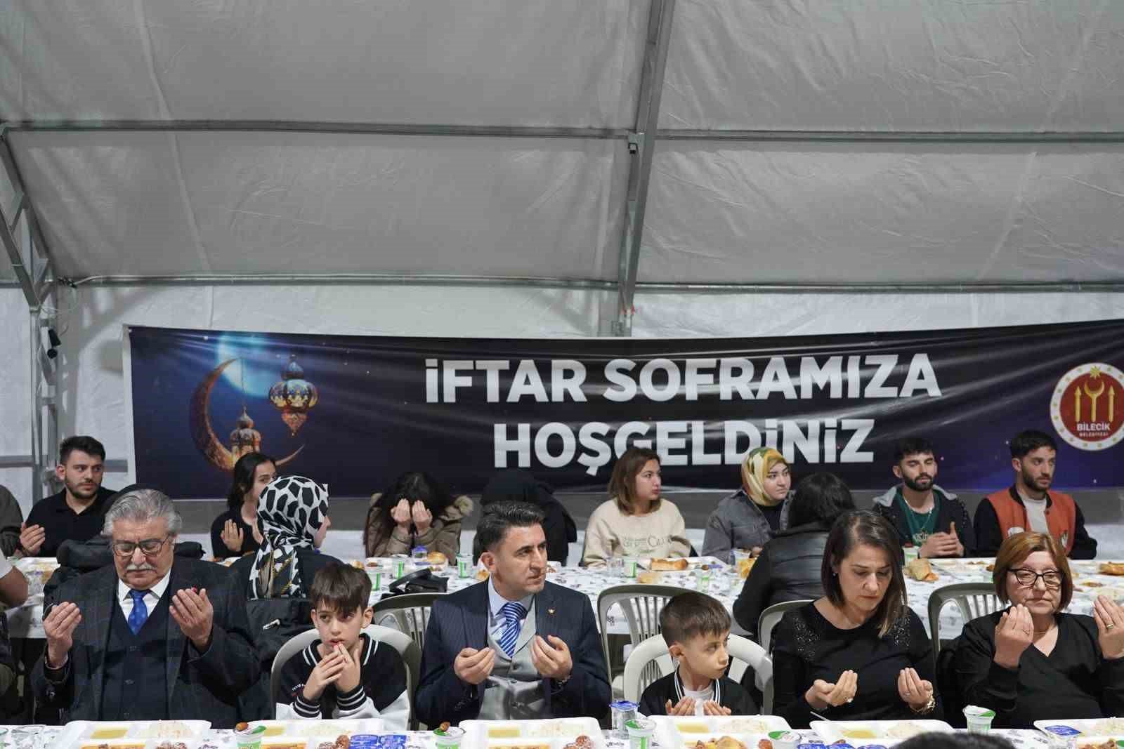bozuyuk-haber_vali-aygol-ve-belediye-baskani-kaya-ilk-oruclari-vatandaslarla-birlikte-acti-0.jpg