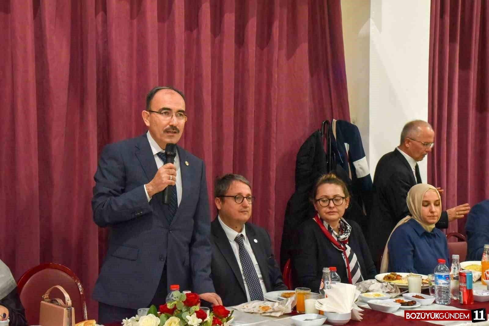iftar-yemeginde-akademik-ve-idari-personel-bir-arada-4937.jpg