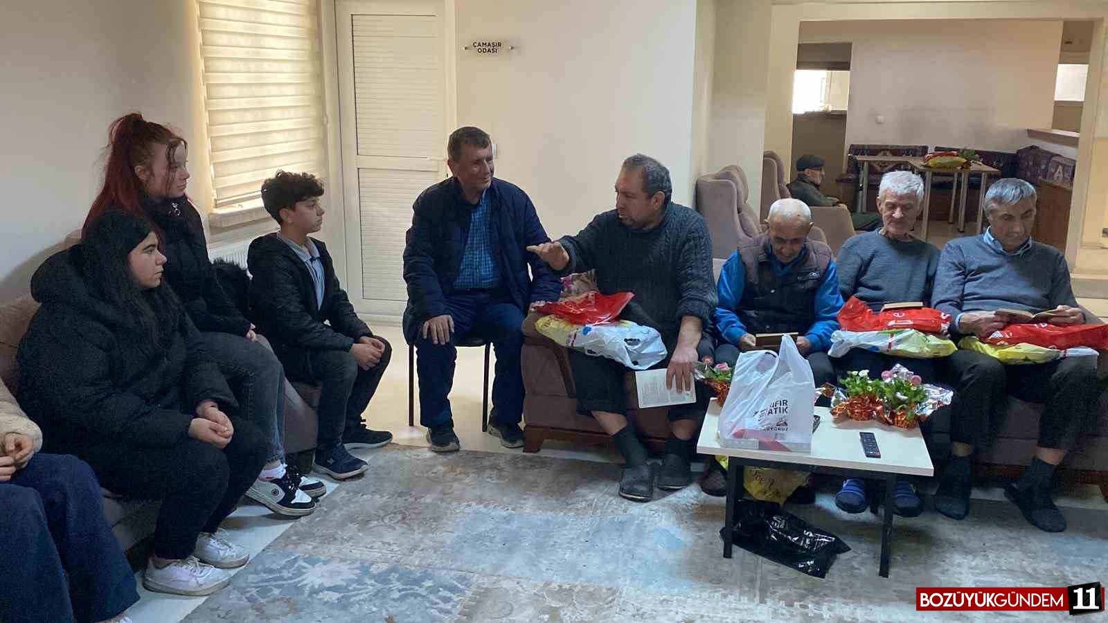 ogrenciler-aceze-evinde-kalan-yaslilari-ziyaret-ettiler-4929.jpg