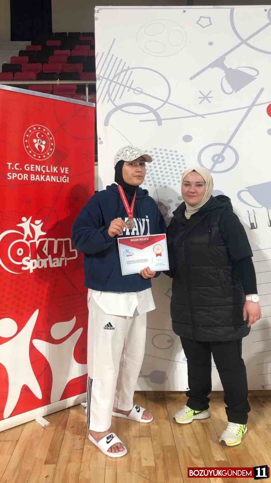 basarili-sporcu-gumus-madalyasi-ile-dondu-5438.jpg