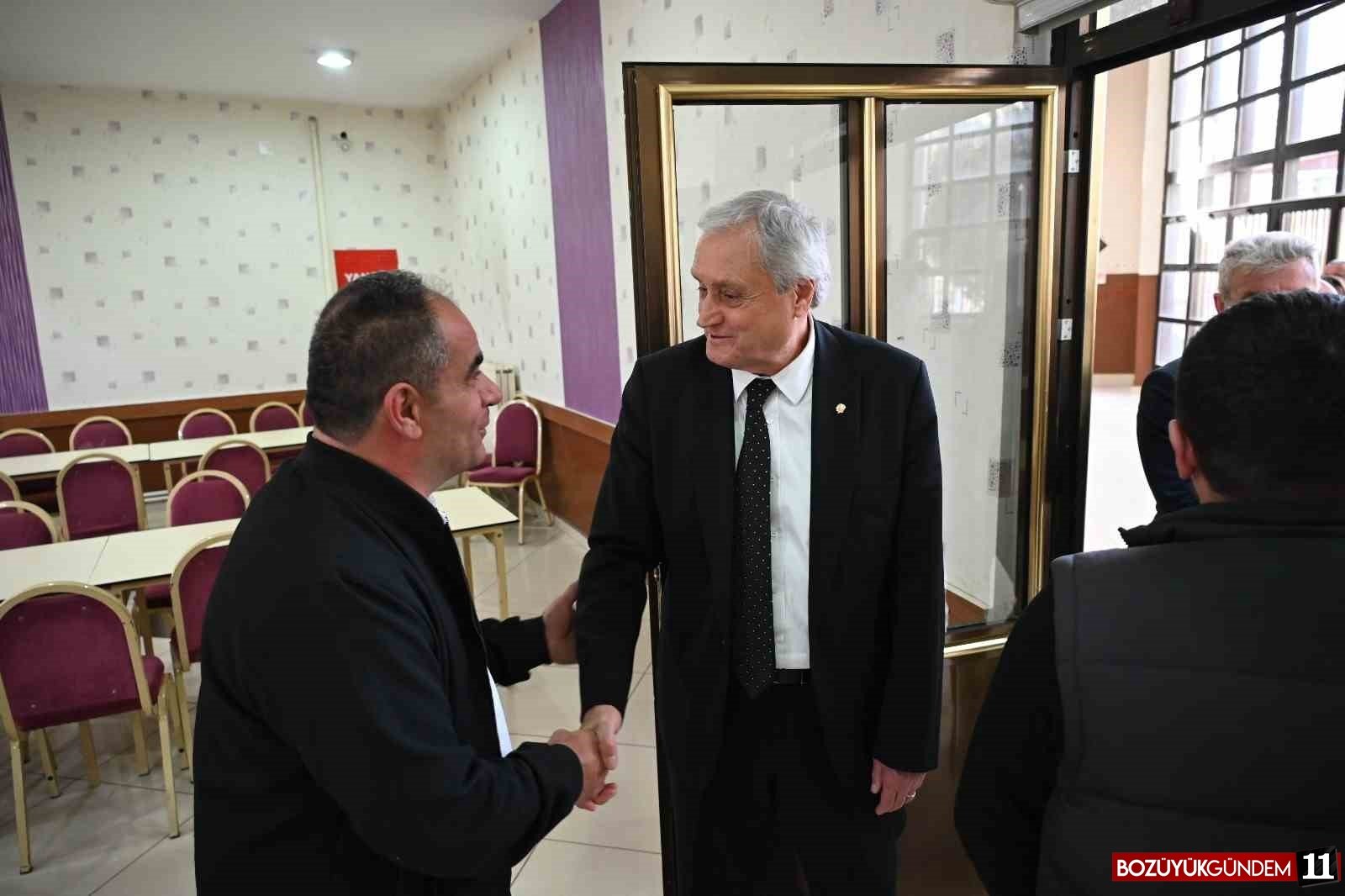 baskan-bakkalcioglu-belediye-personeli-ile-bayramlasti-6434.jpg