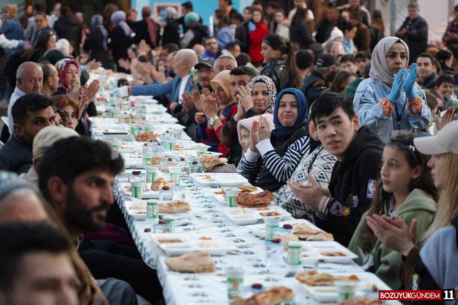 bilecik-te-duzenlenen-iftar-yemegine-binlerce-kisi-katildi-6284.jpg