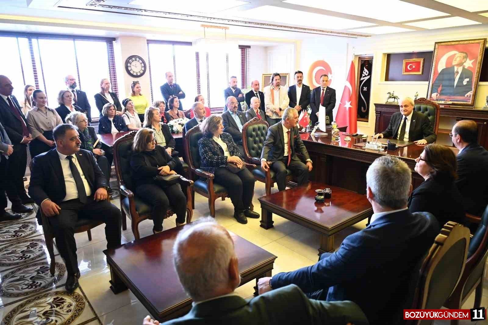 bozuyuk-belediye-baskani-mehmet-talat-bakkalcioglu-mazbatasini-alarak-gorevine-basladi-6241.jpg