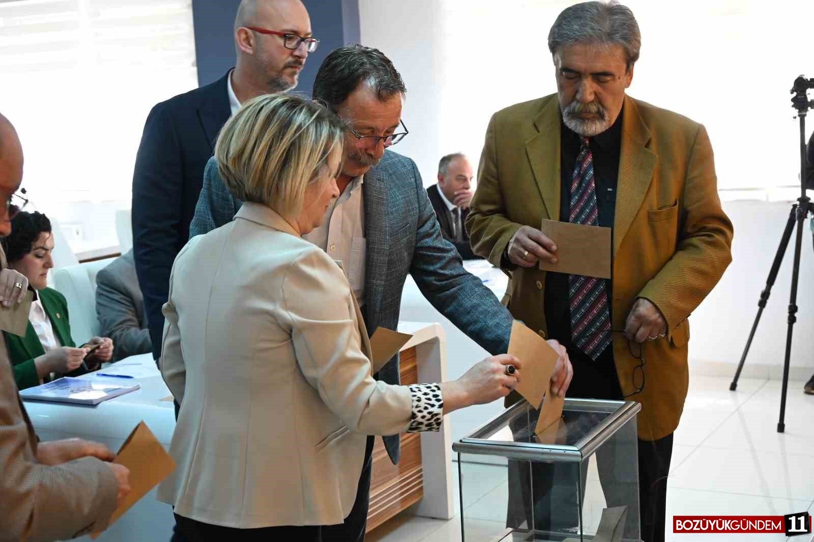 bozuyuk-belediye-meclisi-secimin-ardindan-ilk-kez-toplandi-6779.jpg