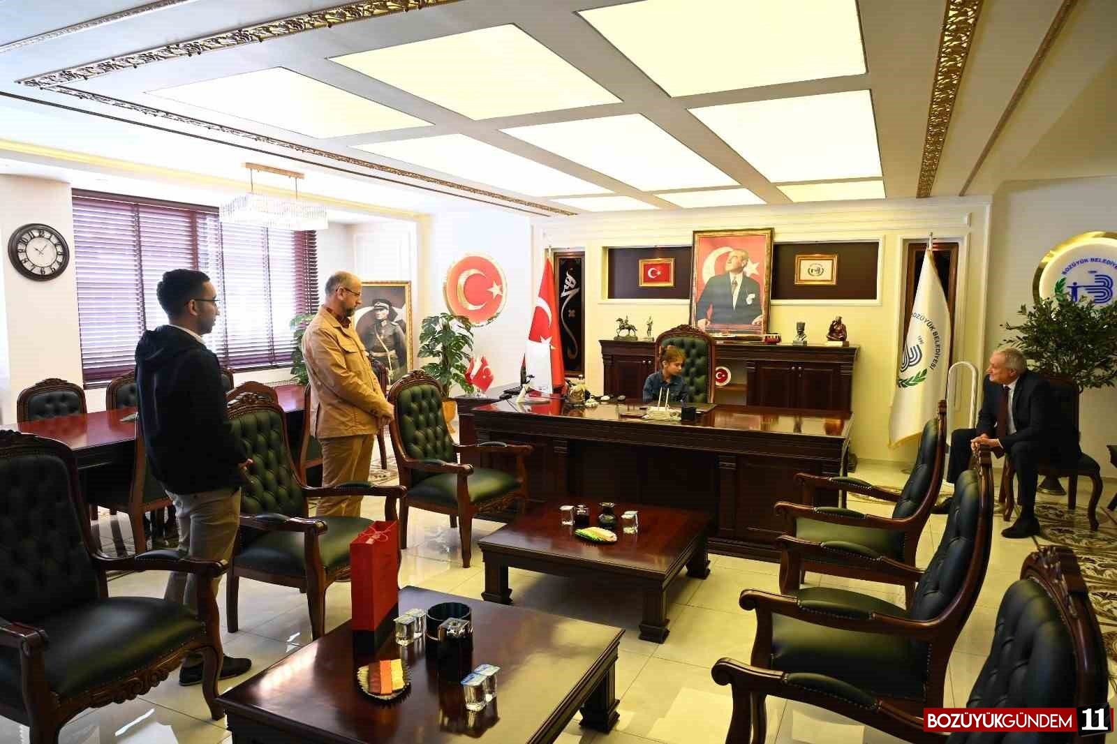 bozuyuk-te-cocuk-belediye-baskani-nursima-makam-koltuguna-oturdu-8759.jpg