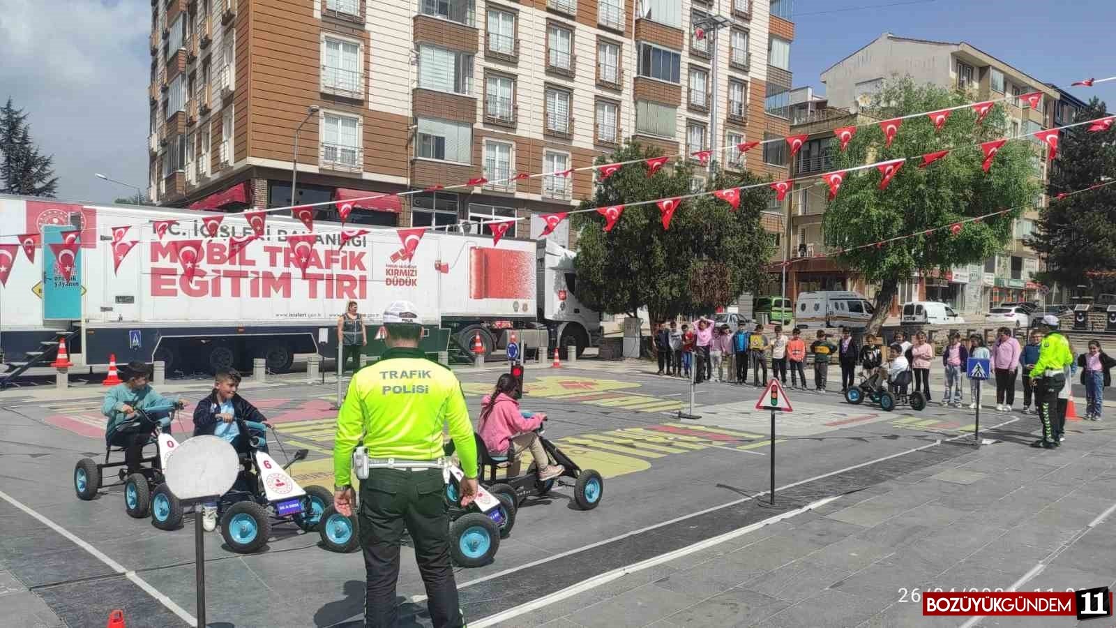 bozuyuk-te-mobil-trafik-egitim-tiri-nda-ogrencilere-egitim-verildi-9659.jpg