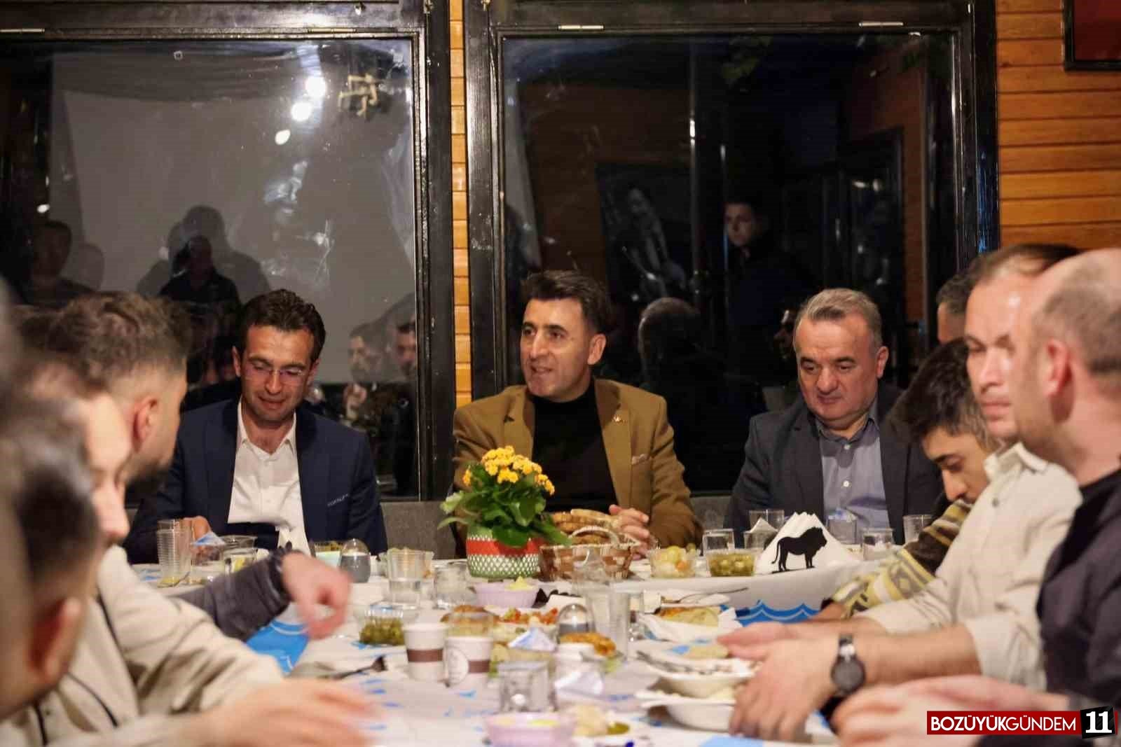 genclerin-davetini-geri-cevirmedi-7458.jpg