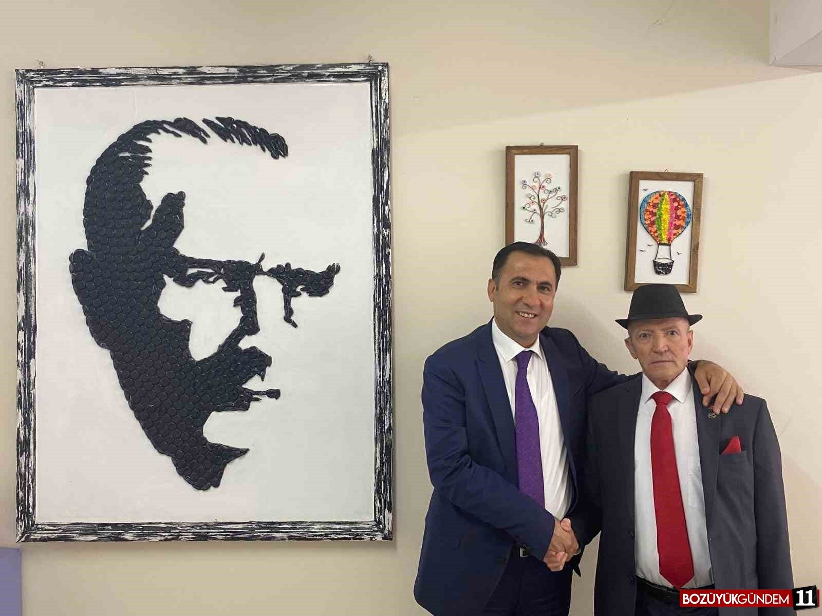 geri-donusum-malzemeleriyle-yapilan-ataturk-portresi-buyuk-begeni-topladi-8558.jpg