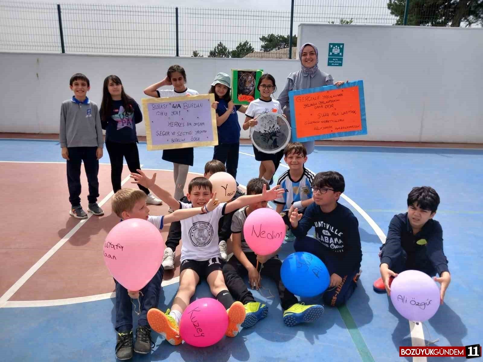 ilkokul-ogrencilerinin-turnuvasinda-pankartlar-dikkat-cekti-10046.jpg