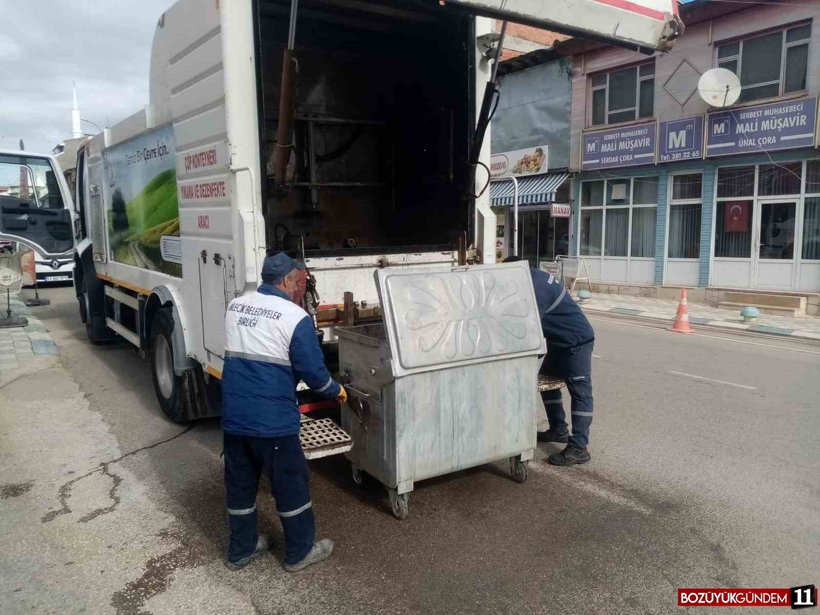pazaryeri-nde-cop-konteynerleri-yikandi-6869.jpg