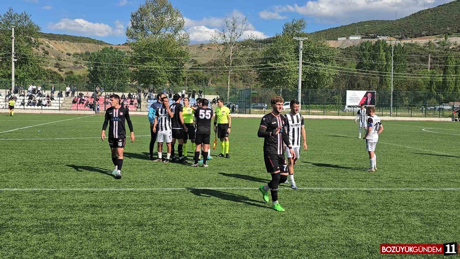 saha-ici-bir-anda-karisti-futbolcular-tekme-tokat-birbirine-girdi-8851.jpg