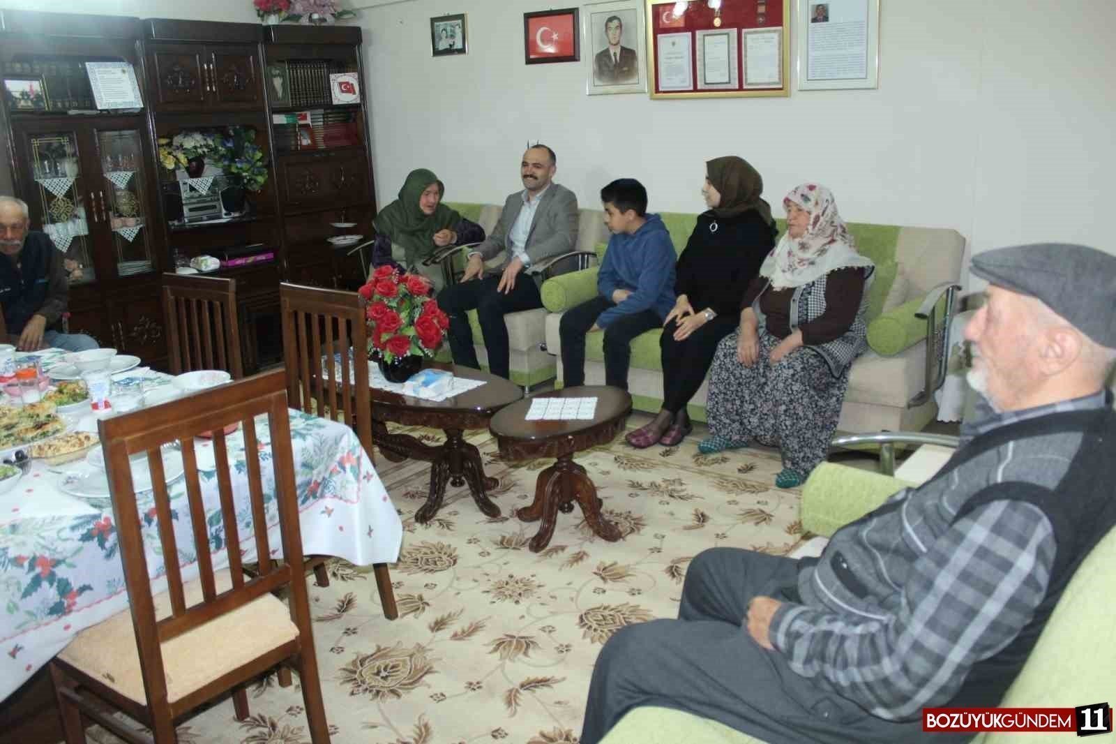 sehit-ailesinin-iftar-sofrasina-misafir-oldu-6337.jpg
