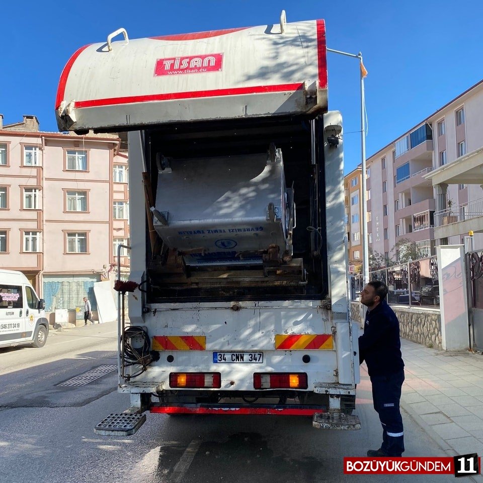 temizlik-calismalari-cop-konteynerlerinin-yikanmasi-ile-devam-ediyor-7613.jpg