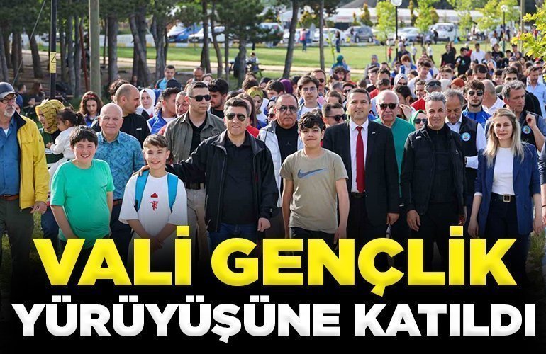 Vali gençlik yürüyüşüne katıldı