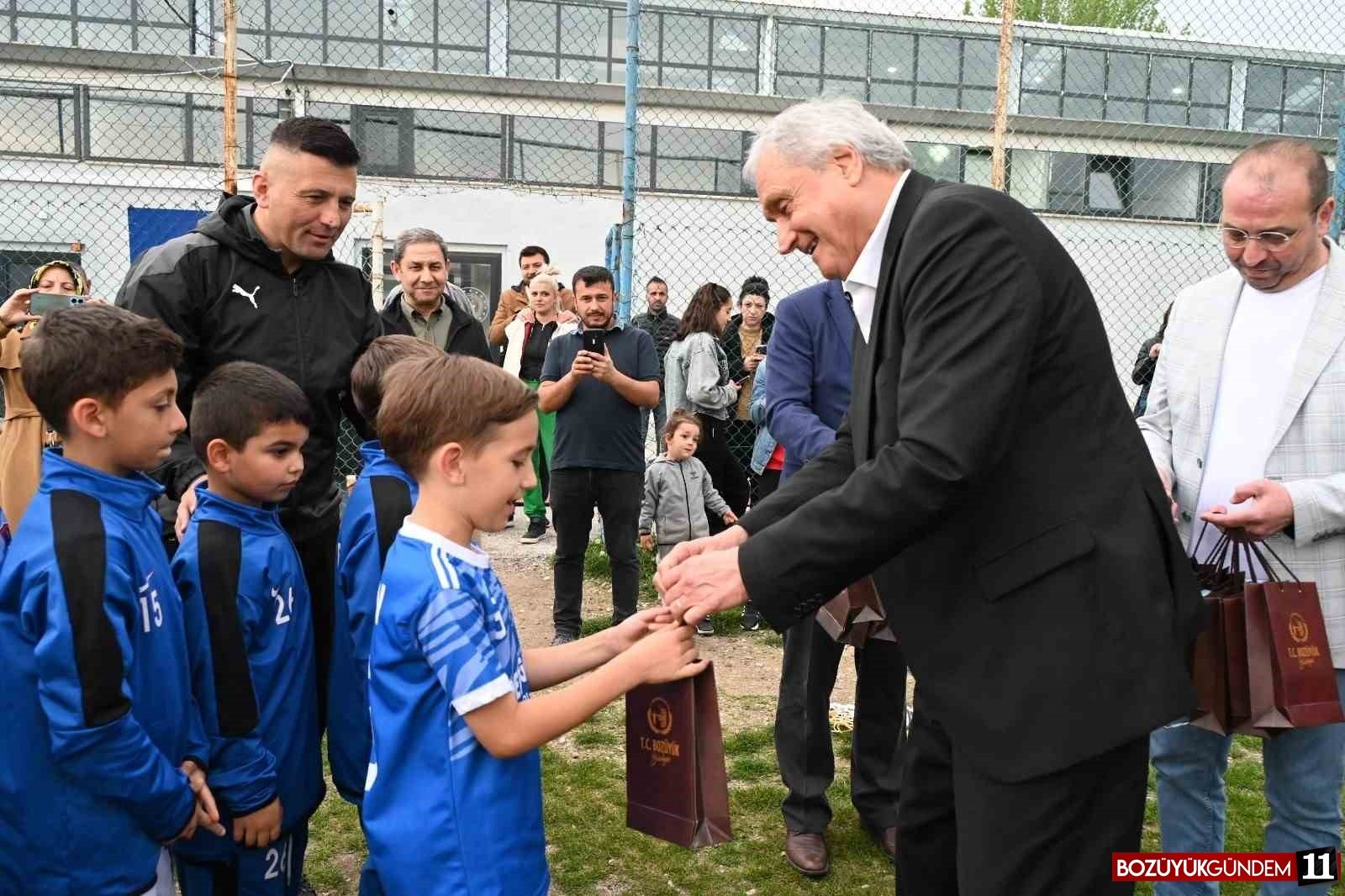baskan-bakkalcioglu-basarili-futbolculari-odullendirdi-12096.jpg